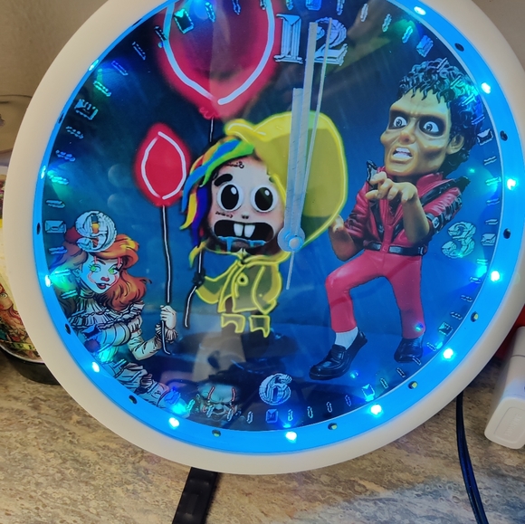 Tekashi gets a thriller clock - Picture 5 of 12